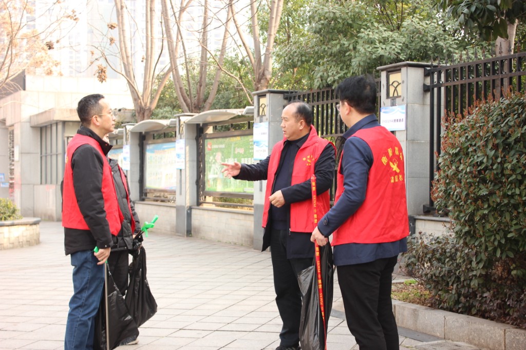 市城管执法局机关党支部开展“卫生大清扫党员我先行”主题党日活动